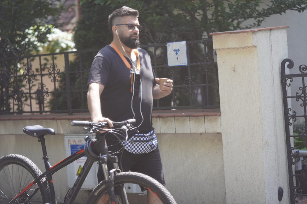 Edi Stancu, moment de respiro, cu o cafeluță în mână, pe lângă bicicletă (Foto: CANCAN.RO)