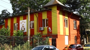 Fotbalul dus la extreme! Povestea casei parasite din Bucuresti, vopsita in culorile Galatasaray!