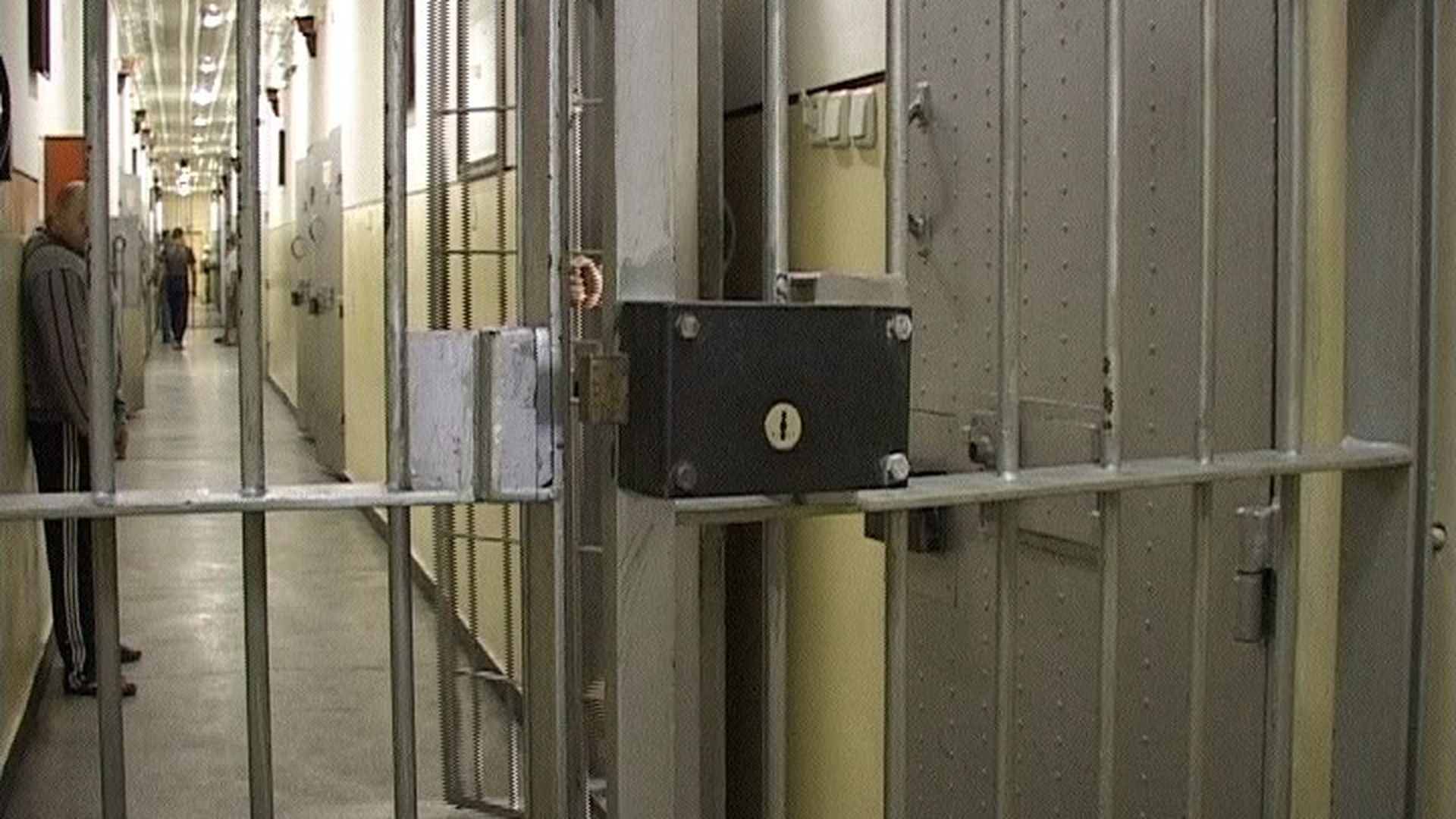Detalii halucinante ies la iveală în cazul deţinuţilor de la spitalul Penitenciarul Rahova! Oamenii erau loviţi cu ciocane de cauciuc şi supuşi la batjocură