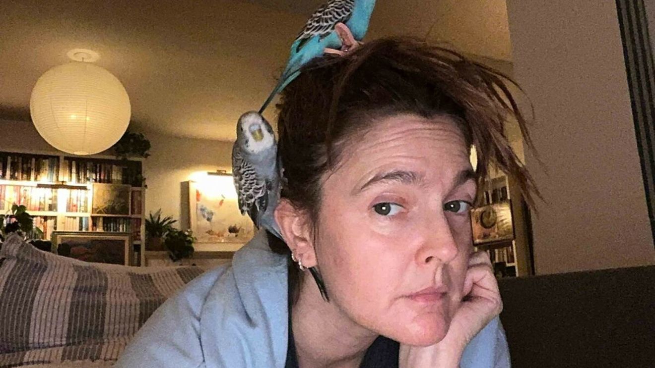 Surpriză total neașteptată pentru Drew Barrymore! O fană apare în platou cu rochia ei legendară de la Oscarurile din 1989