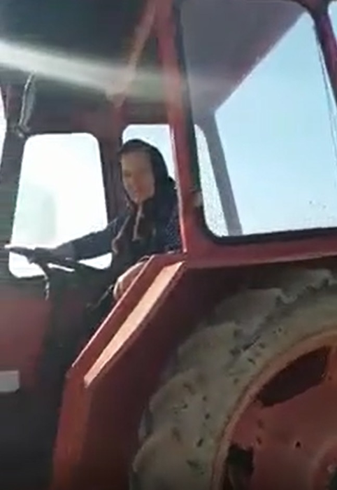 Tanti Miţa pe tractor