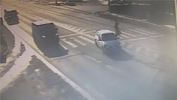 VIDEO O femeie a fost lovita in plin de o masina pe trecerea de pietoni!