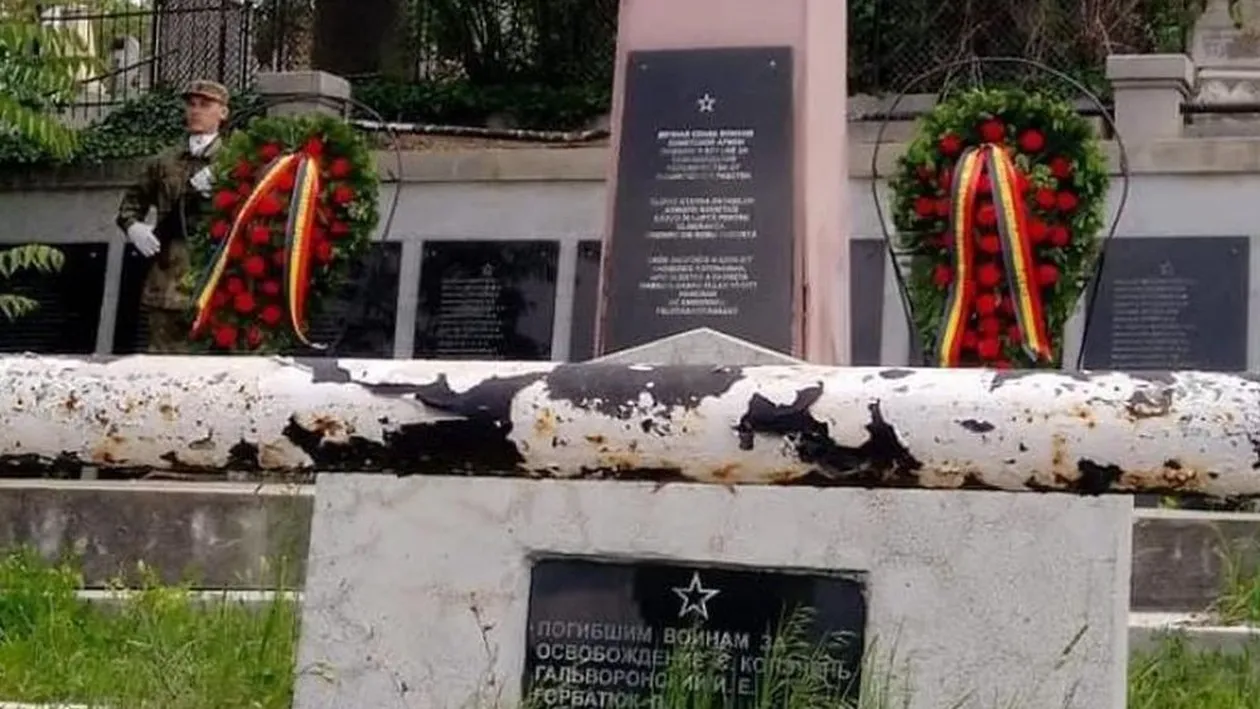 Gafă incredibilă de Ziua Eroilor la Turda. Coroanele de flori, depuse la monumentul militarilor sovietici