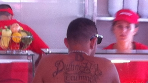 Turistii ! Ce tatuaj si-a facut acest tanar, care