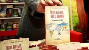 Premiera inedita la un targ de carte! Zeci de tineri s-au inghesuit la lansare! Afla de ce!