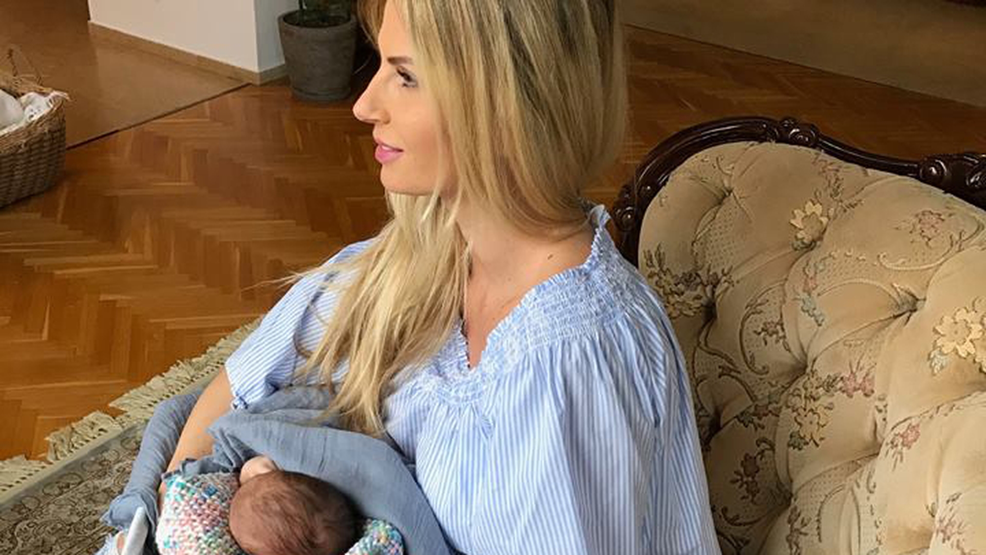 Andreea Bănică şi-a scos băieţelul la plimbare! Vedeta le-a arătat cum îl duce în braţe pentru a-i fi mai uşoară plimbarea: ”Aşa m-am gândit să-l port”