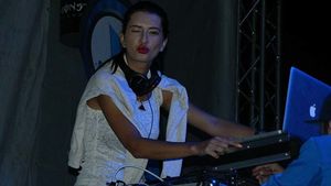 DJ HARRA i-a înnebunit cu formele ei! Cum a apărut bruneta la piscină!