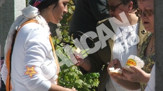 S-au cinstit ca la nunta! Pomana tiganeasca in cimitir la Galati