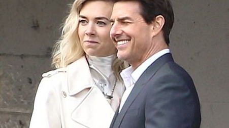 Tom Cruise, surprins în ipostaze tandre cu noua iubită! Nu s-a mai putut abţine şi i-a făcut asta în plină stradă