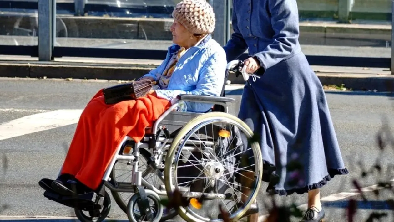 Ce salariu are o badantă româncă din Italia în 2026. Suma la care ajunge lunar, pe lângă cazare și mâncare