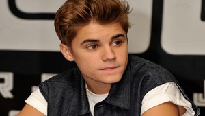 Justin Bieber, surprins de politisti cand fuma marijuana! Ce urmeaza sa pateasca cantaretul
