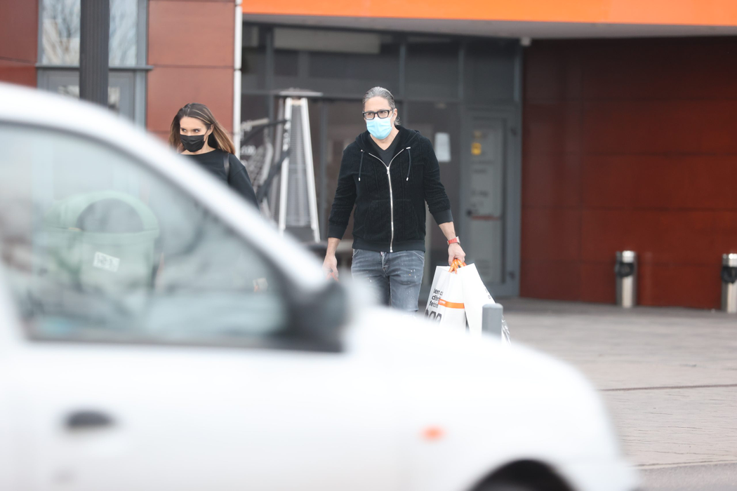 Renert Gad și șatena care l-a însoțit au terminat sesiunea de shopping (Foto: CANCAN.RO)