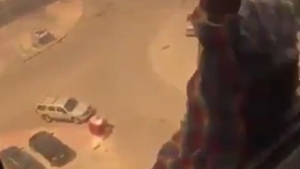 Această femeie şi-a filmat menajera în timp ce pica în gol de la etajul şapte, în loc să o ajute. Imaginile sunt şocante şi au devenit virale