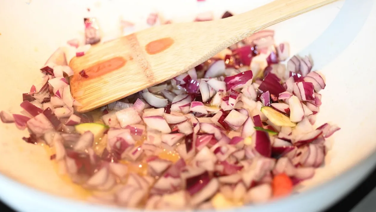 De ce nu e bine să gătești cu ceapă călită? Pericolul de care avertizează specialiștii