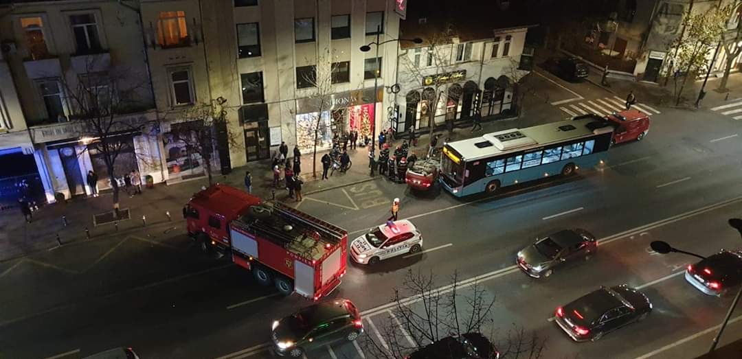 Accident în Capitală! Un autobuz STB și două mașini, implicate. Unul dintre vehicule, răsturnat