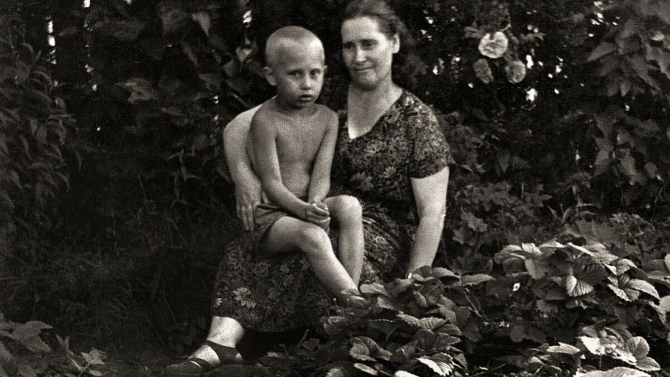 Părinții lui Vladimir Putin au o poveste demnă de film: ea l-a refuzat, el i-a scos ochiul și le-au murit alți copii