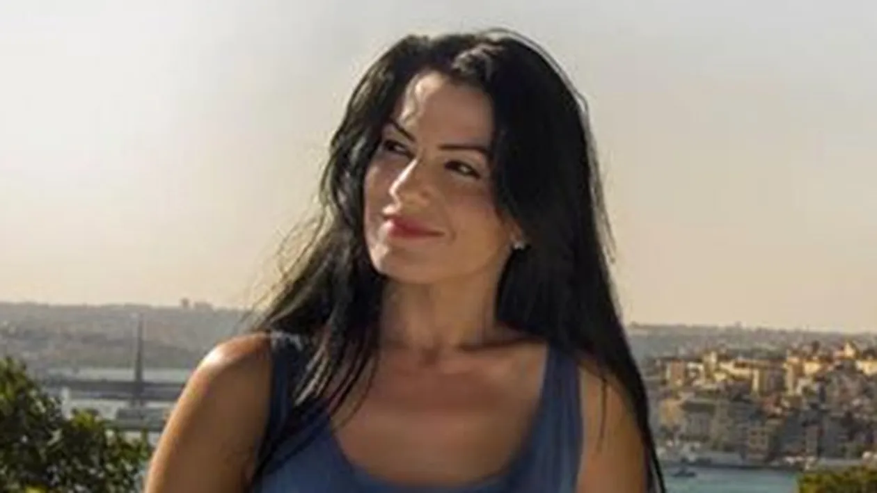 Timidă, cu pampoane si cu uniformă de scolărită! Ai idee cine e copila inocentă din imagine? Acum e o solista apreciată