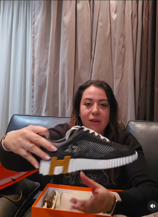 Cât costă, de fapt, adidașii Hermes pe care Oana Roman i-a cumpărat din Franța: ”Măcar mă aleg cu ceva”