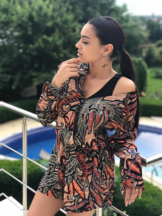 Prima poză cu burtica de gravidă! Cum a apărut îmbrăcată Carmen Minune la un eveniment