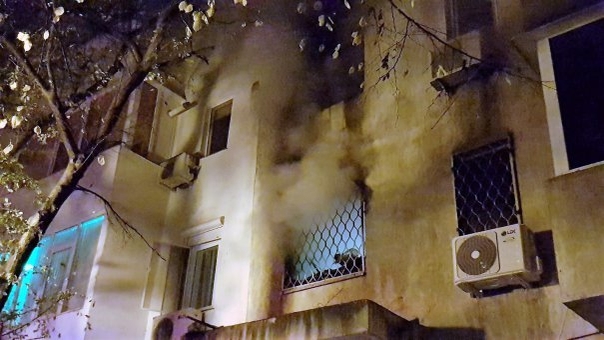 Incendiu într-un bloc de locuinţe! Locatarii, evacuaţi, cinci persoane s-au intoxicat cu fum
