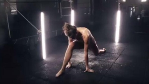 Cel mai hot ingeras de la Victoria’s Secret! Si-a etalat posteriorul super-bombat si le-a aratat tuturor cat e de flexibila VIDEO