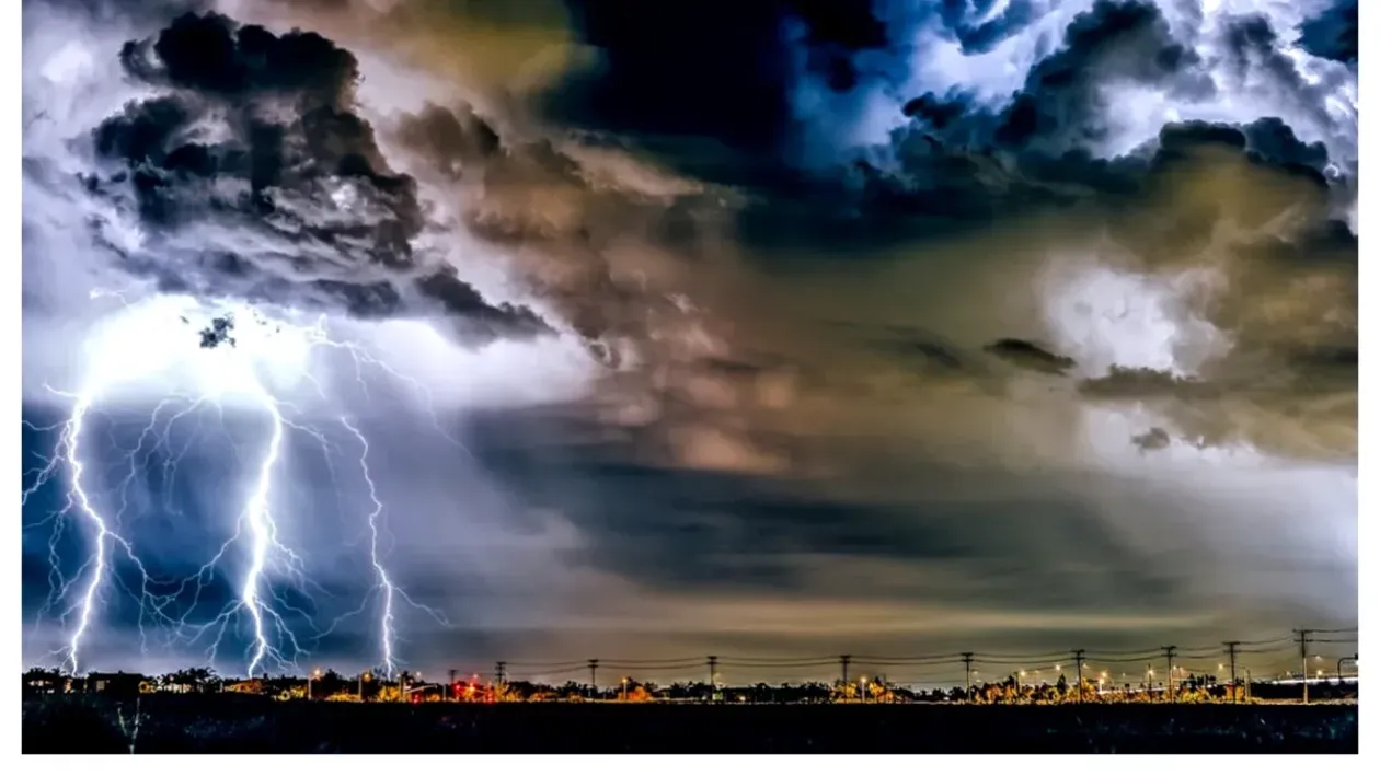 Atenționare de ultimă oră din partea ANM! Meteorologii au emis mai multe alerte. Cod portocaliu de ploi şi vijelii