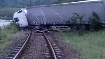 Un TIR a derapat din cauza poleiului si a cazut pe calea ferata!