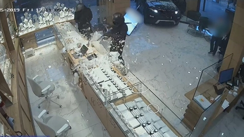 O româncă este acuzată că a furat bijuterii de aproape 5 milioane de lire sterline, la un magazin de lux din Londra