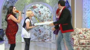 Andra i-a cantat La multi ani, tati lui Maruta si i-a dat un tort in forma de carucior