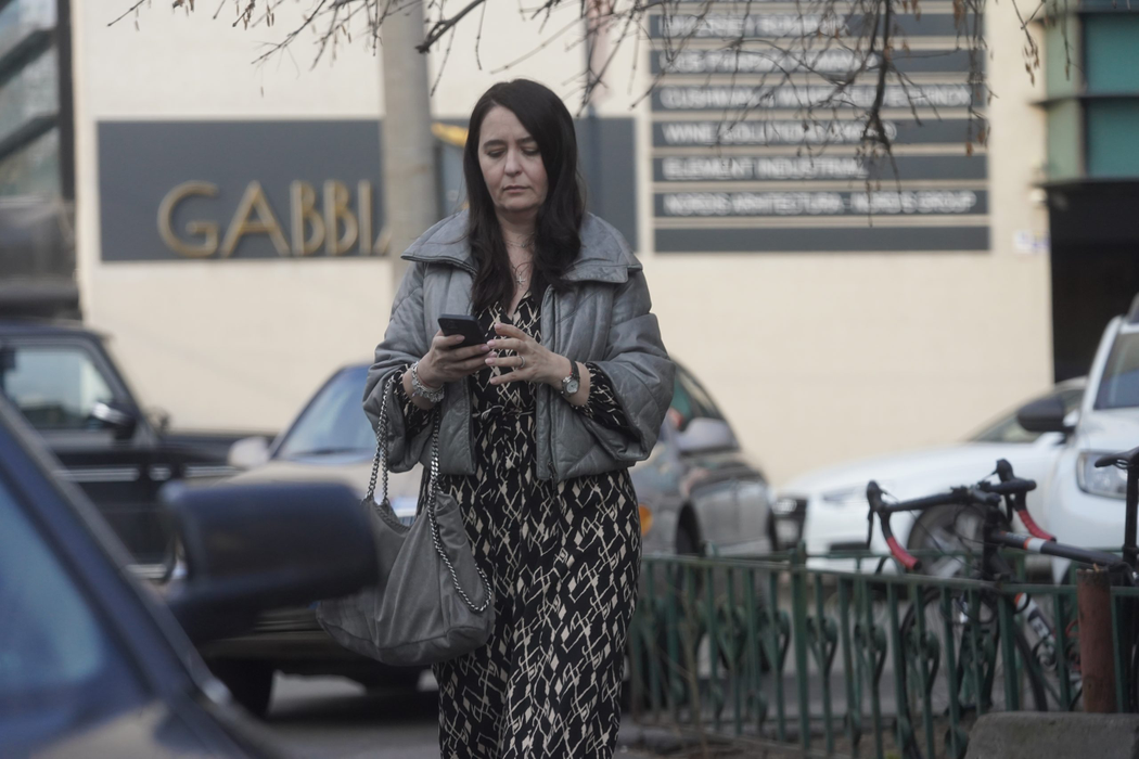 Amalia Năstase, "prinsă" cu telefonul (Foto: CANCAN.RO)