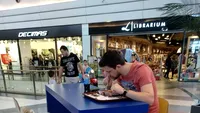 A observat zilnic un tânăr care lua masa într-un mall din Bucureşti. Deşi venea mereu singur, bărbatul atârna de spătarul scaunului haina unei femei. Şi-a făcut curaj şi l-a întrebat ce e cu el şi de ce face asta în fiecare zi! E cutremurător ce răspuns a primit