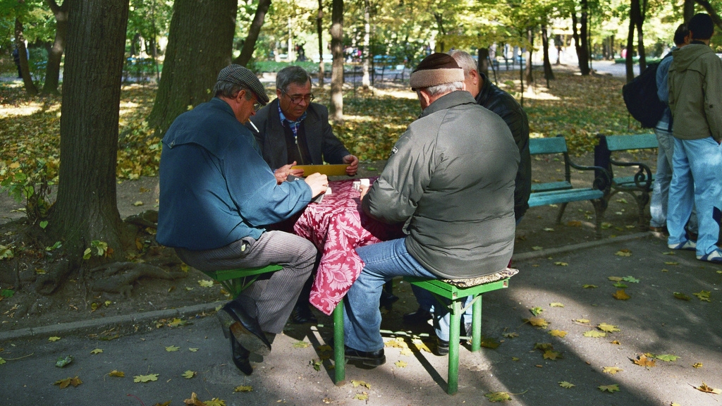Un bătrân a fost ucis în bătaie într-un parc din Reşiţa. Crima înfiorătoare s-a petrecut în timpul unei partide de rummy