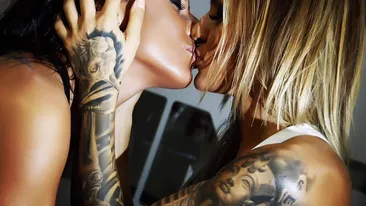 ROXANA VANCEA, sărut pasional cu o blondă! Imaginea care a obţinut mii de like-uri 