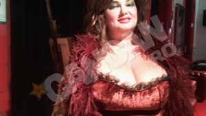 Cunoscuta soprana joaca rolul unei patroane de bordel intr-un spectacol de teatru. Ozana - matroana
