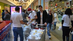 Cristian Gog a lasat magia si s-a pus pe fapte bune! A strâns alimente pentru bătrânii singuri din Cluj