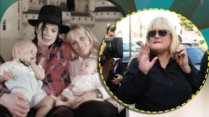 Cum arată acum Debbie Rowe, fosta soție a lui Michael Jackson. Mama lui Paris și Prince Jackson e de nerecunoscut