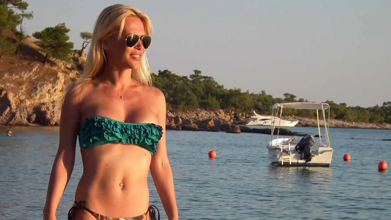 “Arde” Vama Veche! Imagini incendiare cu cea mai serioasa prezentatoare de la TVR!