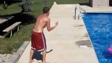 VIDEO Reactia bolnava a unui pusti cand este aruncat in piscina de tatal sau! O sa ramai interzis cand o sa vezi in ce hal a putut sa reactioneze