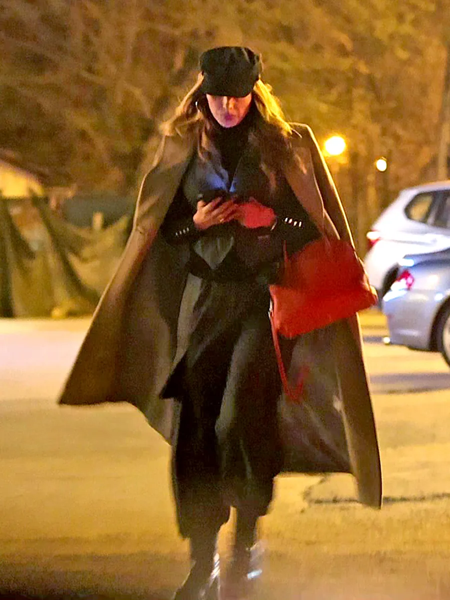 Iulia Vântur a stat mai tot timpul cu ochii pe telefon 