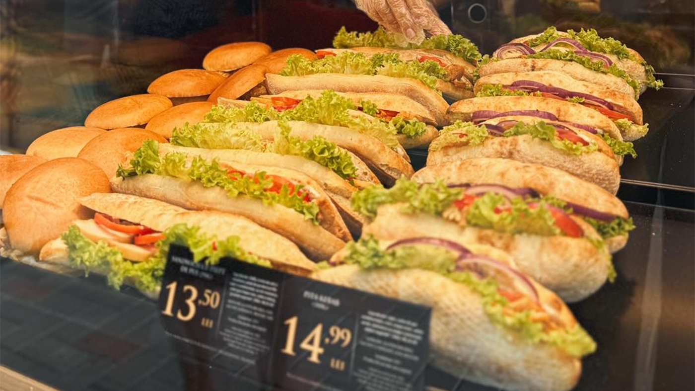 Ce a găsit o femeie din Iași într-un sandwich cumpărat de la simigeria Petru: "Suspendarea activității până la remediere"