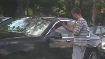 Gica Hagi, darnic cu cei amarati. Vezi aici cati bani a dat Regele unui cersetor, la semafor si cum a reactionat el