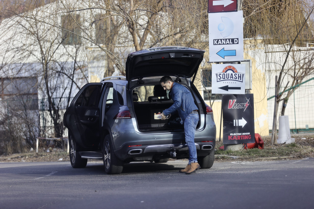 Dan Negru a pregătit câteva fructe pentru prietenul său Horia Moculescu (Foto: CANCAN.RO)