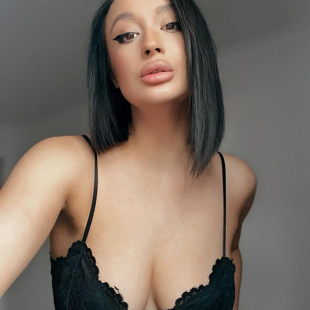 Chiar dacă are "doar" vreo 8.000 de urmăritori, bruneta este una dintre bombele sexy ale Instagramului