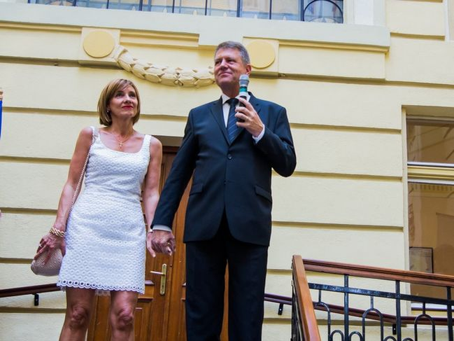 Cum s-a îmbrăcat Carmen Iohannis în prima zi de şcoală, la Sibiu. Soţia preşedintelui Klaus Iohannis, ţinută nepotrivită? Cum arăta rochiţa