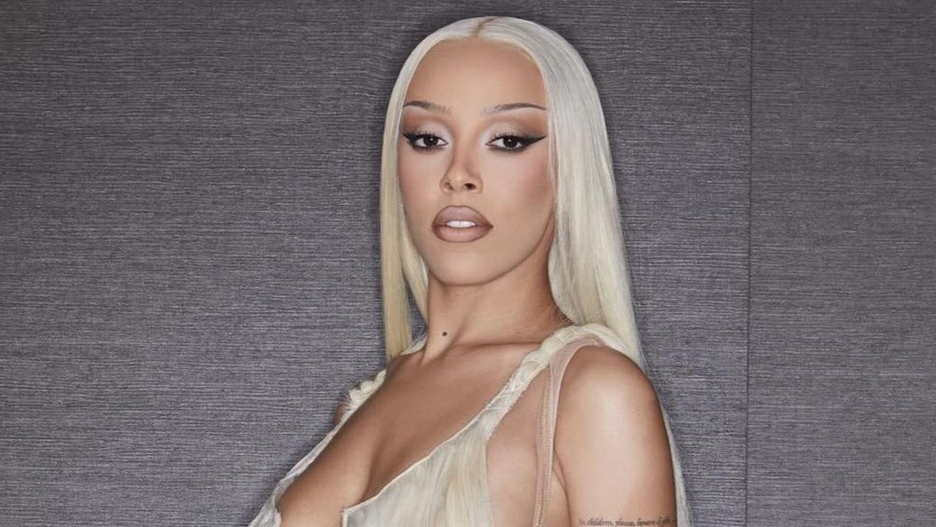 Cea mai „păcătoasă” apariție în prag de Paște! Cum s-a lăsat „atinsă” de aparatul foto Doja Cat