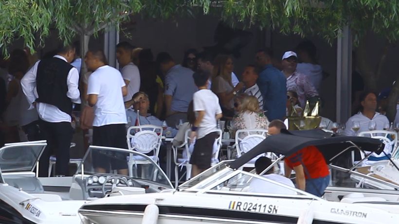 Pontoanele de pe lacul Snagov s-au transformat in Riviera Franceza! Va spunem doar ca aici sampania se bea la… roaba!