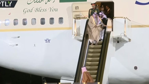 Scările rulante de aur ale regelui saudit s-au stricat la coborârea din avion, în Rusia!
