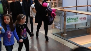 Liana Stanciu nu ii refuza nimic fiicei sale! A dus-o pe Teodora cu gasca in mall, la cinematograf!