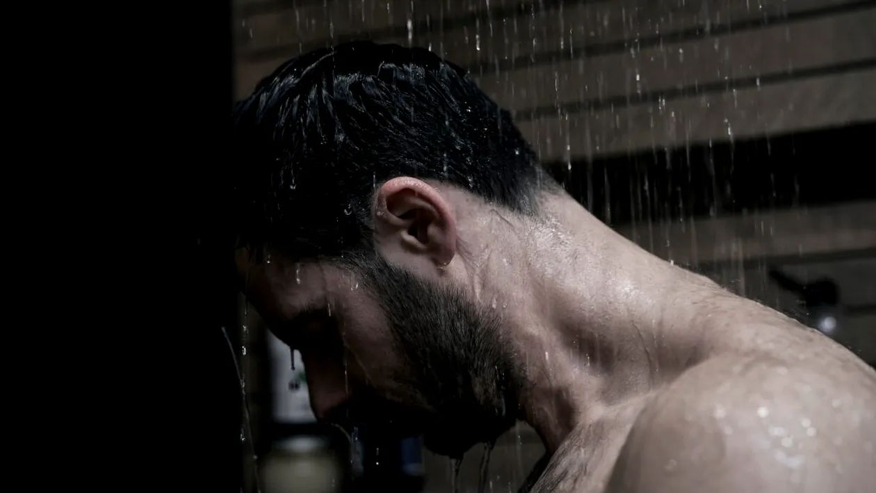 Trendul bizar care a cucerit TikTok-ul! De ce tot mai mulți fac duș pe întuneric