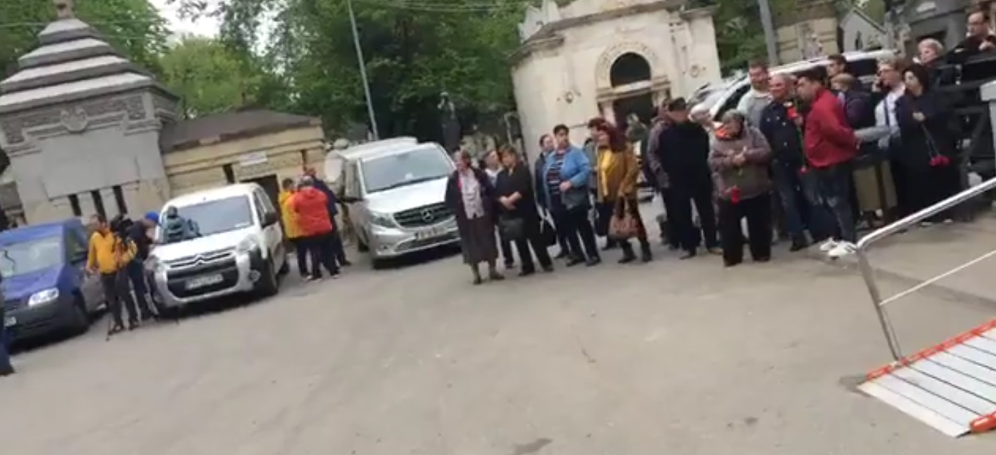 Sicriul cu trupul Ionelei Prodan a fost depus la Capela Cimitirului Bellu. Ana, transfigurată de durere